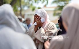 Kerabat korban penembakan, Hawaa Abdullah, menangis saat mengikuti doa bersama di Pusat Islam San Diego di San Diego, California, AS, Selasa (19/5/2026) waktu setempat. Tiga orang meninggal dunia akibat aksi penembakan brutal yang dilakukan dua remaja di Pusat Islam San Diego. Korban meninggal adalah petugas keamanan Amin Abdullah dan dua warga yakni Mansour Kaziha dan Nadir Awad.