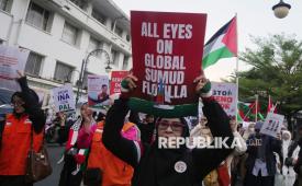 Massa dari berbagai elemen masyarakat menggelar aksi menyerukan pembebasan aktivis kemanusiaan yang diculik Zionis Israel dalam missi Global Sumud Flotilla (GSF), di Jalan Asia Afrika, Kota Bandung, Selasa (19/5/2026).