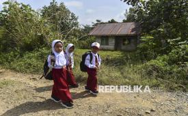 Siswa kelas 1 yang merupakan anak-anak transmigran berjalan pulang usai mengikuti kegiatan belajar mengajar di SDN 44/III Sungai Bermas, Kerinci, Jambi, Senin (3/8/2026). Sekolah negeri yang dibangun untuk meningkatkan layanan pendidikan anak-anak transmigran di desa terpencil di ketinggian 1.300 mdpl tersebut saat ini memiliki total 12 siswa dengan 10 tenaga pengajar dan sarana prasarana pendidikan yang cukup memadai. 