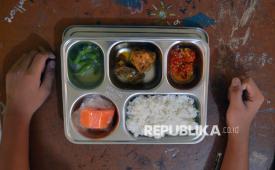 Seorang siswa bersiap menikmati makan siang dari program Makan Bergizi Gratis (MBG) di SMPN 8 Padang, Sumatera Barat, Rabu (4/6/2025). Pemkot Padang memulai pelaksanaan program MBG tahap awal di 11 sekolah di Kota Padang dengan dukungan satu dapur utama serta tambahan tujuh dapur baru yang sedang dalam tahap persiapan dengan target bisa menjangkau lebih dari 100 sekolah di kota itu.  