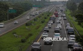 Antrean kendaraan pemudik melintas saat rekayasa lalu lintas satu arah atau one way nasional di Tol Cipali KM 110, Subang, Jawa Barat, Rabu (18/3/2026). Rekayasa lalu lintas satu arah nasional dari KM 70 ruas Tol Jakarta-Cikampek hingga KM 421 ruas Tol Semarang-Solo resmi diterapkan pada pukul 13.30 WIB untuk mengurai kepadatan lalu lintas pada arus mudik Lebaran 2026.