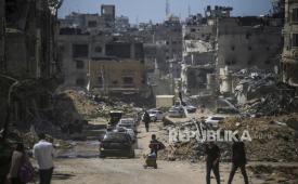 Bangunan-bangunan hancur saat warga Palestina kembali ke Khan Younis setelah militer Israel menarik pasukan dari Jalur Gaza selatan, 22 April 2024.