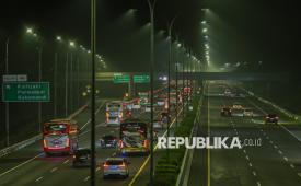 Kendaraan pemudik melintas di Tol Cikopo-Palimanan (Cipali) KM 98 di Subang, Jawa Barat, Selasa (17/3/2026).