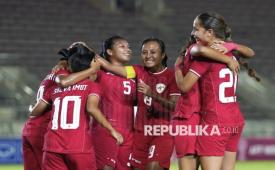 Pemain timnas putri Indonesia melakukan selebrasi seusai mencetak gol ke gawang Kamboja saat pertandingan final Piala AFF Wanita 2024 di New Laos National Stadium, Vientiane, Kamis (5/12/2024). Indonesia berhasil menjadi juara Piala AFF Wanita setelah mengalahkan Kamboja dengan skor 3-1. Gol Indonesia dicetak Reva Octaviani di menit ke-19 dan 57, serta Sydney Sari Hopper di menit ke-36. Satu gol Kamboja dicetak Hok Saody di menit ke-31.