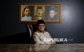 Wakil Menteri Haji dan Umrah (Wamenhaj) RI, Dahnil Anzar Simanjuntak berpose saat diwawancarai Republika di kantor Kementerian Haji dan Umrah, Jakarta, Rabu (8/7/2026).