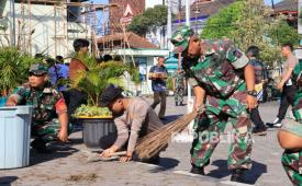 Polda DIY bersama TNI dan Masyarakat melakukan kerja bakti membersihkan lingkungan Tamansiswa Yogyakarta, Jumat (9/6/2023). 