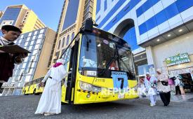 Jamaah calon haji menaiki bus Shalawat di Syisyah untuk menuju Masjidil Haram, di Makkah, Arab Saudi, Jumat (1/5/2026). Kementerian Haji dan Umrah mengoperasikan sebanyak 452 unit bus Shalawat untuk melayani jamaah calon haji Indonesia di Makkah selama 24 jam penuh mencakup 21 rute dari hotel menuju Masjidil Haram melalui tiga terminal utama Ajyad, Jabal Ka
