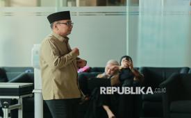 Mantan Menteri Agama Yaqut Cholil Qoumas tiba untuk memenuhi panggilan pemeriksaan di Gedung Merah Putih KPK, Jakarta, Selasa (16/12/2025). KPK kembali memeriksa Yaqut Cholil Qoumas sebagai saksi dalam penyidikan kasus dugaan korupsi kuota haji khusus 2024.