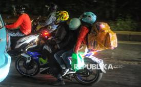 Sejumlah pemudik bersepeda motor melintas di Kalimalang, Jakarta, Jumat (28/3/2025). Pemudik dengan motor diimbau tidak membawa barang berlebihan.