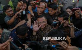 Bupati Pati Sudewo berjalan usai menjalani pemeriksaan di Gedung Merah Putih KPK, Jakarta, Rabu (27/8/2025). KPK memeriksa Bupati Pati Sudewo untuk dimintai keterangannya sebagai saksi dalam kasus dugaan suap proyek pembangunan jalur kereta api pada Direktorat Jenderal Perkeretaapian (DJKA) Kementerian Perhubungan Tahun 2021-2022. Sudewo diperiksa penyidik KPK sekitar tujuh jam. Dalam perkara tersebut, KPK telah menyita uang milik Sudewo sebesar Rp3 miliar, namun Sudewo membantah uang tersebut  hasil dari kasus suap DJKA, melainkan pendapatannya sebagai anggota DPR RI.