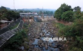 Debit air yang menyusut di Bendung Katulampa, Kota Bogor, Jawa Barat, Rabu (15/7/2026). Tinggi Muka Air (TMA) sungai Ciliwung di Bendung Katulampa, Bogor menyusut hingga 10 cm yang disebabkan kawasan hulu atau Puncak, Bogor tidak mengalami hujan deras sejak musim kemarau di bulan Juli. 