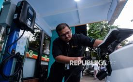 Petugas mencoba mengisi daya mobil listrik usai peluncuran Stasiun Pengisian Kendaraan Listrik Umum (SPKLU) dan mesin penukar botol plastik menjadi uang atau Reverse Vending Machine (RVM) di Masjid Raya Bintaro Jaya, Kota Tangerang Selatan, Banten, Jumat (5/9/2025). BSI meluncurkan SPKLU dan RVM untuk mendukung gerakan ekonomi hijau di lingkungan berbasis komunitas masjid. 