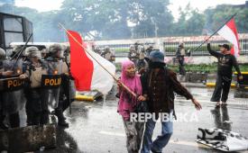 Sejumlah pengunjuk rasa terlibat bentrokan dengan anggota kepolisian saat aksi 28 Agustus 2025 di depan Kompleks Parlemen, Senayan, Jakarta, Kamis (28/8/2025).
