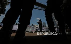 Pengungsi dari Sudan melakukan aksi protes di depan kantor UNHCR, Jakarta, Senin (3/11/2025). Dalam aksinya mereka menuntut pihak UNHCR untuk segera mengambil peran dalam menghentikan genosida yang terjadi di Sudan serta menjamin hak perlindungan keamanan bagi warga sipil. Konflik perang sipil yang terjadi di Sudan kini telah berlangsung selama lebih dari dua tahun dan eskalasinya terus meningkat. Terbaru, Pasukan Dukungan Cepat (Rapid Support Force) RSF telah mengambil alih dan menyerbu wilayah el Fasher, Ibu Kota bagian Darfur Utara, dengan membunuh sebanyak 2.200 orang serta 390 ribu warga terpaksa mengungsi pada akhir Oktober lalu.