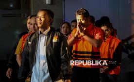 Tersangka pejabat pembuat komitmen BNPB Gabriel Purwaka Sigit (kedua kanan) mengenakan rompi tahanan usai diperiksa di Gedung Merah Putih KPK, Jakarta, Rabu (14/10/2026). Dalam operasi tangkap tangan (OTT) di lingkungan BNPB terkait kasus dugaan dana siap pakai BNPB,  KPK menetapkan lima tersangka diantara  pejabat pembuat komitmen BNPB Gabriel Purwaka Sigit, Bima Setiawan, Richard Erlangga, serta dua pihak swasta, Gery Prasetiawan dan Syifa Nrika Ghifarian. KPK juga berhasil mengamankan sejumlah barang bukti yakni logam mulia emas serta uang tunai senilai Rp1,4 miliar.
