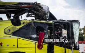 Kondisi bangkai bus PO Cahaya Trans bernomor polisi B 7201 IV pascakecelakaan terparkir di kawasan Gerbang Tol Muktiharjo, Semarang, Jawa Tengah, Senin (22/12/2025). Berdasarkan data posko gabungan Natal 2025 dan Tahun Baru 2026 mencatat 16 penumpang meninggal dunia dan 18 penumpang lainnya mengalami luka-luka imbas kecelakaan tunggal bus PO Cahaya Trans rute Jatiasih–Yogyakarta tersebut pada Senin (22/12) dini hari. 
