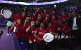 Team Indonesia celebrate their 3-0 win over Team Taiwan in the semi-final of the Thomas Cup Finals held in Chengdu in southwestern China