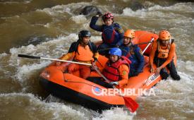 Petugas SAR cari korban hanyut (ilustrasi).