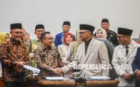 Menteri Haji dan Umrah Mochamad Irfan Yusuf (kedua kanan) berjabat tangan dengan Wakil Ketua DPR Sufmi Dasco Ahmad (kedua kiri) disaksikan oleh Wakil Menteri Haji dan Umrah Dahnil Anzar Simanjuntak (kanan) dan Ketua Komisi VIII DPR Marwan Dasopang (kiri) usai mengikuti rapat penetapan Biaya Penyelenggaraan Ibadah Haji (BPIH) 1448 Hijriah/2027 Masehi di Kompleks Parlemen, Senayan, Jakarta, Rabu (7/10/2026). Pemerintah bersama Komisi VIII DPR RI resmi menetapkan Biaya Penyelenggaraan Ibadah Haji (BPIH) 1448 Hijriah/2027 Masehi sebesar Rp98.466.351 dan komponen Biaya Perjalanan Ibadah Haji (Bipih) sebesar Rp54.648.825 (55,50 persen) per orang. 