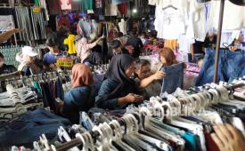 Suasana thrifting di Pasar Cimol Gedebage, Kota Bandung, Jawa Barat, Senin (8/4/2024).