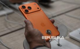 Calon pembeli melihat iPhone 17 (ilustrasi). Apple berencana mengubah strategi peluncuran iPhone mulai 2026 dengan membagi rilis ke musim semi dan musim gugur.