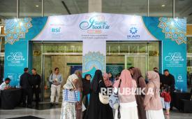 Pengunjung bersiap masuk ke dalam acara Islamic Book Fair (IBF) 2025 di Jakarta International Convention Center (JICC), Senayan, Jakarta, Kamis (19/6/2025). 