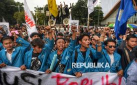 Sejumlah mahasiswa menggelar aksi demonstrasi dalam rangka memperingati satu tahun pemerintahan Presiden Prabowo Subianto dan Wakil Presiden Gibran Rakabuming Raka di kawasan Patung Kuda, Monas, Jakarta, Senin (20/10/2025). Dalam aksi tersebut, mahasiswa menyampaikan sejumlah tuntutan terkait program prioritas pemerintah yang dinilai belum menjawab kebutuhan rakyat. Mulai dari program makan bergizi gratis hingga reformasi pendidikan yang dianggap masih gagal memenuhi harapan masyarakat.