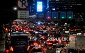 Kendaraann terjebak kemacetan di ruas Jalan Gatot Subroto, Jakarta, Selasa (21/2/2023). Direktorat Lalu Lintas (Ditlantas) Polda Metro Jaya memprediksi kemacetan di Ibu Kota Jakarta terjadi lebih awal di pagi dan sore hari pada pekan pertama bulan Ramadhan 1444 Hijriah.