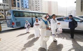 Jamaah calon haji Indonesia Kloter 08 Embarkasi Padang tiba di hotel Manar Al Manshaer, Makkah, Arab Saudi, Sabtu (17/5/2025). Jamaah haji gelombang kedua Indonesia langsung menuju Makkah. Masa kedatangan jamaah calon haji gelombang satu dari Indonesia menuju Madinah telah berakhir pada Jumat (16/5/2025) dan selanjutnya kedatangan jamaah calon haji gelombang dua dari Indonesia menuju Bandara King Abdul Aziz Jeddah dimulai pada 17 Mei 2025. 