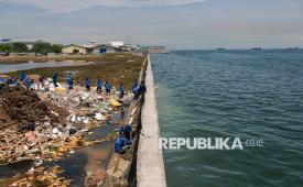 Petugas Sudin SDA Jakarta Utara melakukan penambalan pada tanggul yang bocor imbas pasang maksimu air laut di Tanggul Muara Baru, Jakarta Utara, Jumat (5/12/2025). Tanggul Muara Baru yang sempat mengalami kebocoran pada Kamis (4/12) kemarin, kini sudah diperbaiki oleh petugas untuk menahan laju air sementara sebelum dibangun proyek pembuatan giant sea wall atau National Capital Integrated Coastal Development (NCICD) sepanjang 28,2 kilometer. 