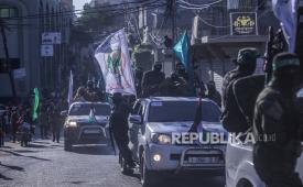 Pejuang brigade Izz ad-Din al-Qassam, sayap militer Hamas, berparade untuk mengenang para pejuang al-Qassam yang tewas dalam konflik baru-baru ini di Kota Gaza, 27 Mei 2021 (dikeluarkan 28 Mei 2021). Setelah sebelas hari bertempur, gencatan senjata mulai berlaku pada 21 Mei antara Israel dan militan di Jalur Gaza di bawah inisiatif Mesir untuk gencatan senjata tanpa syarat.