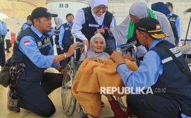 Jamaah haji tertua Sumbuk Soma Dikrama (109) disambut Petugas Haji saat tiba di Bandara King Abdul Aziz, Jeddah, Ahad (15/5/2025). Mbah Sumbuk mendarat di Jeddah bersama rombongan Kloter JKS 33 asal Kabupaten Bekasi. Mbah Sumbuk berangkat haji ditemani anak dan menantunya. Duduk di kursi roda, kedatangan mbah Sumbuk disambut hangat oleh para petugas haji. 