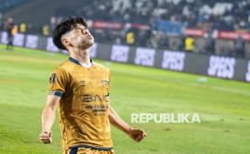 Pesepak bola Dewa United Taisei Marukawa berselebrasi usai mencetak gol.