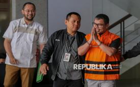 Tersangka Bupati Bolaang Mongonndow Utara, Sulawesi Utara Sirajudin Lasena mengenakan rompi tahanan KPK usai menjalani pemeriksaan di Gedung Merah Putih KPK, Jakarta, Selasa (22/9/2026).