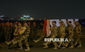 Prajurit TNI membawa peti jenazah personel Pasukan Penjaga Perdamaian TNI di bawah Unifil yang gugur Serka (Anm) M Nur Ichwan usai disemayamkan di Terminal 3 Bandara Soekarno-Hatta, Kota Tangerang, Banten, Sabtu (4/4/2026).