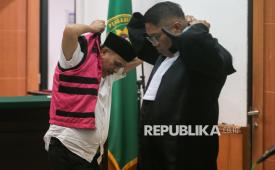 Terdakwa kasus korupsi pembangunan pagar laut di Kabupaten Tangerang Arsin (kiri) mengenakan rompi tahanan usai menjalani sidang dengan agenda pembacaan vonis di Pengadilan Tipikor Serang, Kota Serang, Banten, Selasa (13/1/2026). Majelis Hakim memvonis empat terdakwa dalam kasus korupsi pembangunan pagar laut di Desa Kohod, Kabupaten Tangerang yakni Arsin, Ujang Karta, Septian Prasetyo, serta Chandra Eka Agung Wahyudi dengan hukuman tiga tahun enam bulan penjara dan denda Rp100 juta subsider enam bulan kurungan. 