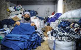 Pekerja merapikan pakaian bekas yang sudah dipotong untuk didaur ulang di Kantor EcoTouch, Jakarta, Selasa (15/4/2025). Masyarakat diimbau agar tidak terburu-buru dalam membuang pakaian.