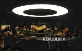 Pengunjung melihat koleksi yang dipamerkan dalam pameran Misykat: Cahaya Peradaban Islam Indonesia di Museum Nasional Indonesia, Jakarta, Kamis (3/5/2025). Naskah Khutbah Jumat: Cahaya Tauhid tidak Boleh Padam