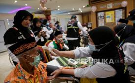 Petugas kesehatan mengecek suhu seorang calon haji Indonesia saat kegiatan jemput bola Poli Risti (risiko tinggi) Klinik Kesehatan Haji Indonesia (KKHI) Makkah di klinik kesehatan Sektor 9, Misfalah, Makkah, Rabu (29/5/2024). Tim dokter spesialis Poli Risti KKHI melakukan jemput bola pasien dengan mendatangi setiap sektor jamaah Indonesia berada untuk melakukan deteksi dini hingga pengobatan bagi pasien berisiko tinggi seperti penyakit jantung, paru, dan penyakit dalam lainnya.