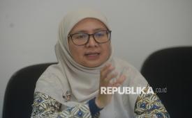 Kepala Pusat Ekonomi dan Bisnis Syariah Fakultas Ekonomi dan Bisnis Universitas Indonesia (PEBS FEB UI) Rahmatina Awaliah Kasri menyampaikan paparan saat menjadi narasumber dalam FGD (Focus Group Discussion) Republika di Jakarta, Selasa (27/1/2026). FGD Republika tersebut bertemakan New Islamic Finance Literacy: How to Scaling up the Market Share.