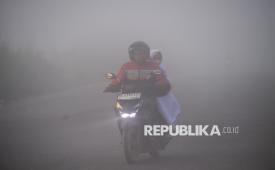 Pengendara melintas di jalan lingkar selatan Palembang-Banyuasin yang tertutup kabut asap di Kabupaten Banyuasin, Sumatera Selatan, Rabu (2/9/2026). Kabut asap yang menyelimuti daerah tersebut merupakan dampak dari Kebakaran Hutan dan Lahan (Karhutla) yang terjadi di Kabupaten Muara Enim, Kabupaten Ogan Komering Ilir (OKI), Kabuoaten Ogan Ilir (OI) dan Kabupaten Banyuasin, saat ini Satgas Karhutla Sumatera Selatan terus mengintensifkan pemadaman kathutla melalui darat dan udara di sejumlah Kab/kota tersebut. 