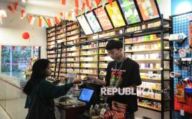 Penjual melayani pembeli yang membeli cairan rokok elektronik (vape) di Jakarta, Senin (25/8/2025).