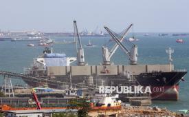 Kapal kargo bersandar di kawasan pelabuhan dan industri maritim Batam, Kepulauan Riau, Rabu (14/1/2026). Badan Pengusahaan (BP) Batam mencatat realisasi investasi sepanjang 2025 di kawasan perdagangan bebas dan pelabuhan bebas Batam mencapai Rp54,7 triliun atau sekitar 91 persen dari target tahunan sebesar Rp60 triliun. 