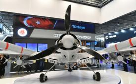 Bayraktar TB2 dengan daya tahan jarak jauh sedang dipamerkan di International Defense Industry Salon (MSPO) edisi ke-30 di Kielce, Polandia, 05 September 2022. International Defense Industry Salon adalah presentasi lengkap peralatan militer, pertemuan bisnis, dan kontrak menyimpulkan antara produsen dari berbagai benua dan badan-badan sektor pertahanan. MSPO diadakan dari 6 hingga 9 September 2022.