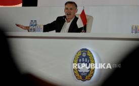 Pelatih Timnas Indonesia John Herdman memberikan keterangan pers saat pengenalan pelatih baru Timnas Indonesia di Jakarta, Selasa (13/1/2026).