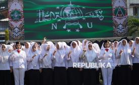 Sejumlah santriwati mengikuti Apel Peringatan Hari Santri Nasional 2026 di Lapangan Pesantren Tebuireng, Jombang, Jawa Timur, Kamis (22/10/2026). Pengurus Besar Nahdlatul Ulama (PBNU) menggelar apel bertema Menguatkan Akar Tradisi, Menjaga Keutuhan Negeri untuk menegaskan pentingnya persatuan, komitmen kebangsaan, dan pelestarian tradisi di tengah perubahan zaman. 