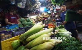 Pedagang sayur melayani pembelian di Tebet Barat, Jakarta, Senin (9/2/2026). Menurut pedagang, harga sejumlah kebutuhan pokok di pasar tersebut menjelang bulan suci Ramadan mengalami kenaikan. Di antaranya, harga cabai rawit merah mencapai Rp100.000 per kilogram dan tomat menjadi Rp24.000 per kilogram, sementara harga bawang merah dan bawang putih belum mengalami kenaikan signifikan. Selain itu, harga sayuran hijau seperti sawi, bayam, kangkung, hingga buncis juga mengalami kenaikan rata-rata Rp1.000 hingga Rp2.000, yang telah berlangsung selama lebih dari sepekan.