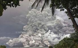Abu Vulkanik Gunung Ruang Masih Tebal, Ribuan Penumpang Bandara Samrat Terdampak