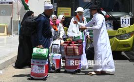 Petugas mengarahkan jamaah haji Indonesia menuju bus saat pemulangan di Hotel Moro Alalameyah, Makkah, Arab Saudi, Selasa (10/6/2025). Sebanyak tujuh kloter jamaah haji Indonesia gelombang I yang sudah tiba di Madinah pada awal Mei 2025, akan pulang ke tanah air pada 11 Juni 2025 yakni Kloter 01 Embarkasi Ujung Pandang (UPG 01), Kloter 01 Embarkasi Lombok (LOP 01), Kloter 01 Embarkasi Pondok Gede Jakarta (JKG 01), Kloter 02 Embarkasi Ujung Pandang (UPG 02), Kloter 01 Embarkasi Surabaya (SUB 01), Kloter 02 Embarkasi Surabaya (SUB 02), dan Kloter 01 Embarkasi Jakarta (JKS 01). 