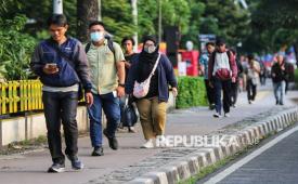 Sejumlah pekerja berjalan di Kawasan Jalan Jenderal Sudirman, Jakarta, Rabu (6/8/2025). 